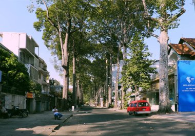 HO CHI MINH CITY, VIET NAM - APRIL 4, 2020: Issız sokak, büyük şehrin merkez bölgesinde sessiz sahne talep limiti ile salgın halinde hareket et, sadece birkaç araç gün içinde hareket ediyor