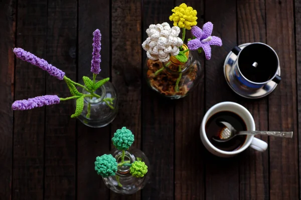 Fantastiskt Soffbord Med Handgjord Blomma Och Kaffekopp Trä Bakgrund Lavendel — Stockfoto