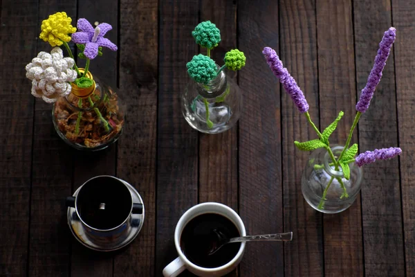 Niesamowity Stolik Kawowy Ręcznie Robionym Kwiatem Filiżanką Kawy Drewnianym Tle — Zdjęcie stockowe