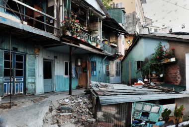 Kentsel Asya 'nın yamaçlarındaki şaşırtıcı eski yerleşim yeri, Cyan' daki antik ahşap ev grubu Da Lat, Vietnam 'da tarih tarzında.