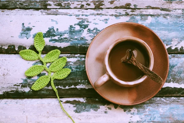 Чашка Кофе Зеленым Листом Старом Деревянном Фоне Утреннего Кофе Ручная — стоковое фото