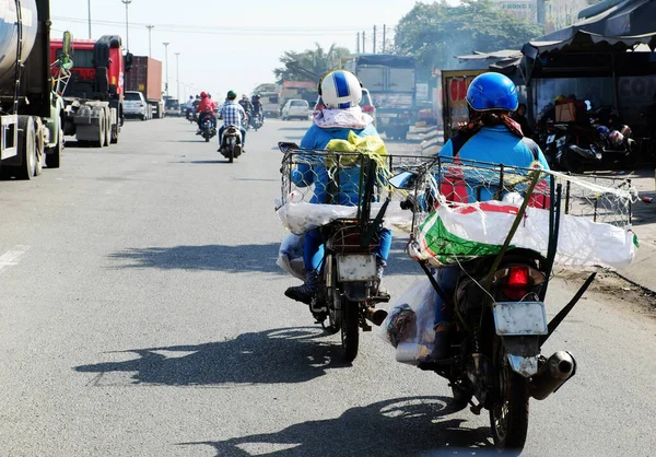 Atrás Vista Duas Mulheres Vietnamitas Passeio Moto Transporte Vazio Cesta — Fotografia de Stock