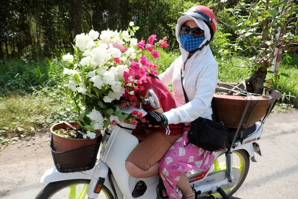 Vietnamesin Trägt Gesichtsmaske Brille Helm Motorrad Fährt Auf Landstraße Mittags — Stockfoto