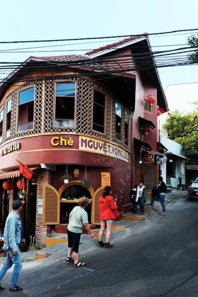Lat Vietnam Jan 2020 斜面の通りの曲がりに茶色の色で美しい建築家とこの街を旅行するときにチェックする有名な場所である甘いスープレストランの素晴らしいヴィンテージ建築 — ストック写真