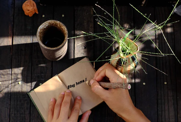 Draufsicht Outdoor Tisch Morgen Mit Frau Hand Halten Ein Blatt — Stockfoto