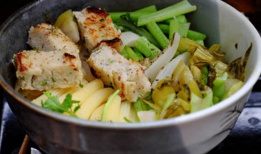 Kahvaltıda sebzeli vejetaryen makarna çorbası kasesini kapat. Lahanalı makarna, et diyeti için tofu turtası ama beslenme, sağlıklı yeme ve lezzetli.