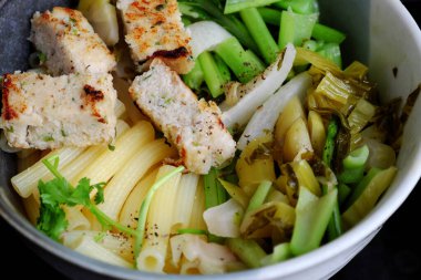 Kahvaltıda sebzeli vejetaryen makarna çorbası kasesini kapat. Lahanalı makarna, et diyeti için tofu turtası ama beslenme, sağlıklı yeme ve lezzetli.