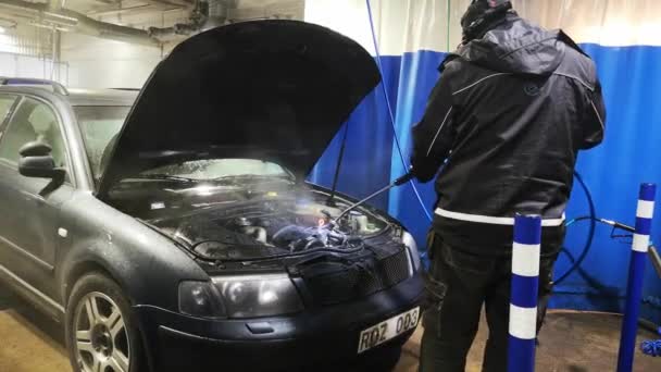 Чоловік Миє Машину Автомийці Очищення Автомобіля Допомогою Води Високим Тиском — стокове відео
