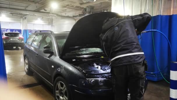 Samoobslužná Myčka Aut Muž Myje Auto Myčky Aut Čištění Motoru — Stock video