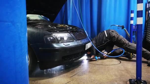 Otomobil Yıkama Istasyonunda Arabasını Yıkayan Bir Adam Temizleme Motoru Yüksek — Stok video
