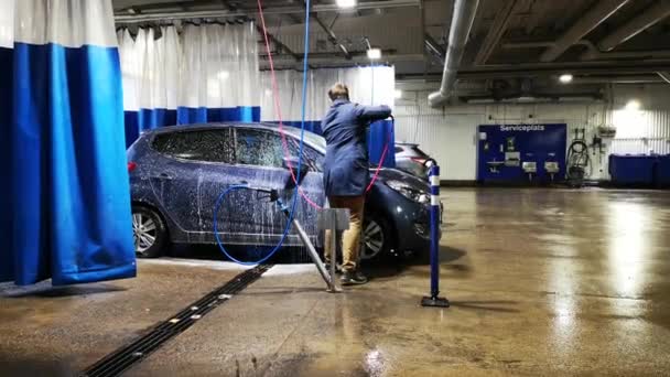 Чоловік Миє Машину Автомийці Очищення Автомобіля Допомогою Води Високим Тиском — стокове відео