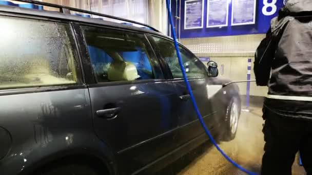 自助洗车 人在洗车站洗车 用高压水清洗发动机车 — 图库视频影像