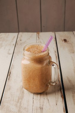 Ahşap arka planda bir barda buzlu kokteyl.