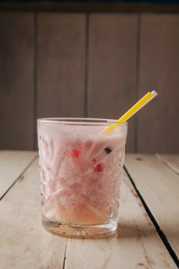 Ahşap arka planda bir barda buzlu kokteyl.