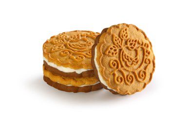 Beyaz arka planda sütlü kremalı kurabiyeler.