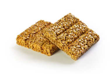 Kızarmış şeker, beyaz arka planda kozinaki.