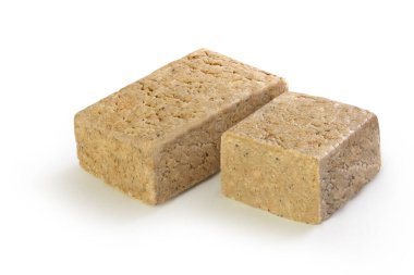 Halva parçası. Beyaz arkaplanda dikdörtgen halva