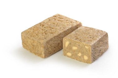 Halva parçası. Beyaz arkaplanda dikdörtgen halva