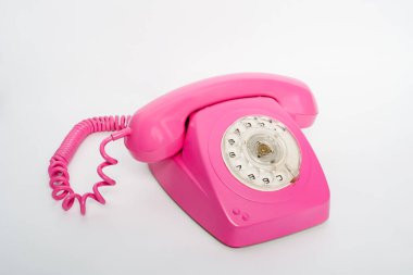 Beyaz arkaplanda pembe telefon