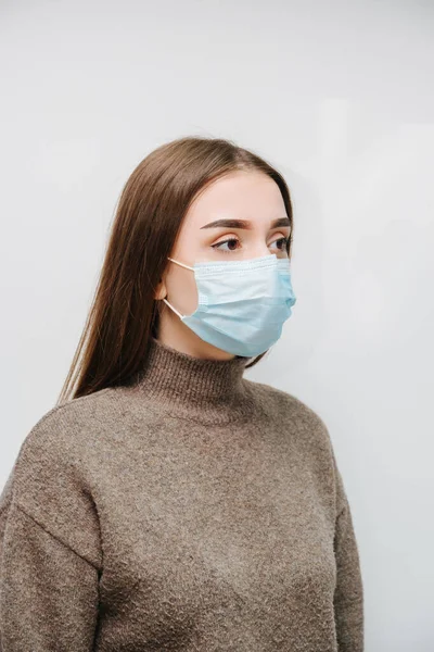 Ragazza Una Maschera Medica Uno Sfondo Muro Mattoni — Foto Stock