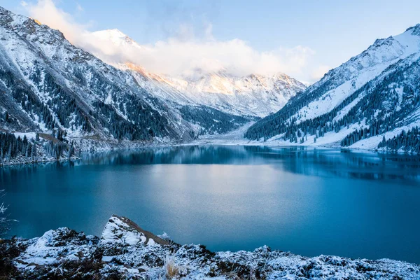 Зимние Горы Гора Отражается Ледяном Озере Удивительный Природный Пейзаж Горной — стоковое фото