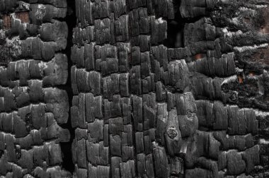 Kopya alanı olan kömürleşmiş siyah ahşap bir duvar. Seçici odaklanma. Yanmış tahta dokusu. Yanmış ahşap kaplama. Koyu yanık ahşap doku boş yatay yüzey, boşluğu kopyala.