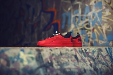 Alexander Mcqueen x Puma Brace Lo 'nun güzel kırmızı ve siyah spor ayakkabıları. Renkli ve soyut arka planda çekilmiş. Spor ayakkabılarına yakından bak. Krasnoyarsk, Rusya - 19 Aralık 2017