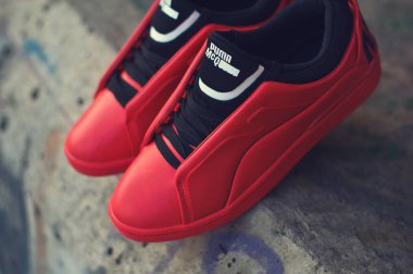 Alexander Mcqueen x Puma Brace Lo 'nun güzel kırmızı ve siyah spor ayakkabıları. Renkli ve soyut arka planda çekilmiş. Spor ayakkabılarına yakından bak. Krasnoyarsk, Rusya - 19 Aralık 2017