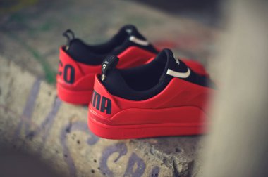 Alexander Mcqueen x Puma Brace Lo 'nun güzel kırmızı ve siyah spor ayakkabıları. Renkli ve soyut arka planda çekilmiş. Spor ayakkabılarına yakından bak. Krasnoyarsk, Rusya - 19 Aralık 2017