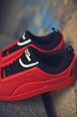 Alexander Mcqueen x Puma Brace Lo 'nun güzel kırmızı ve siyah spor ayakkabıları. Renkli ve soyut arka planda çekilmiş. Spor ayakkabılarına yakından bak. Krasnoyarsk, Rusya - 19 Aralık 2017