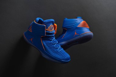 Mükemmel Nike Air Jordan XXXXii 32 Russ lüks basketbol ayakkabıları mavi ve turuncu renklerde siyah arka planda. Ünlü markanın detaylı spor ayakkabısı manzarası. Krasnoyarsk, Rusya - 19 Aralık 2017