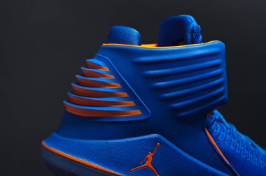 Mükemmel Nike Air Jordan XXXXii 32 Russ lüks basketbol ayakkabıları mavi ve turuncu renklerde siyah arka planda. Ünlü markanın detaylı spor ayakkabısı manzarası. Krasnoyarsk, Rusya - 19 Aralık 2017