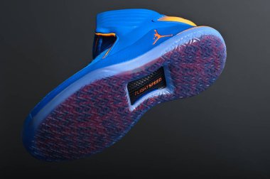 Mükemmel Nike Air Jordan XXXXii 32 Russ lüks basketbol ayakkabıları mavi ve turuncu renklerde siyah arka planda. Ünlü markanın detaylı spor ayakkabısı manzarası. Krasnoyarsk, Rusya - 19 Aralık 2017