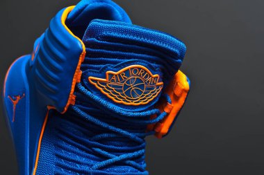 Mükemmel Nike Air Jordan XXXXii 32 Russ lüks basketbol ayakkabıları mavi ve turuncu renklerde siyah arka planda. Ünlü markanın detaylı spor ayakkabısı manzarası. Krasnoyarsk, Rusya - 19 Aralık 2017