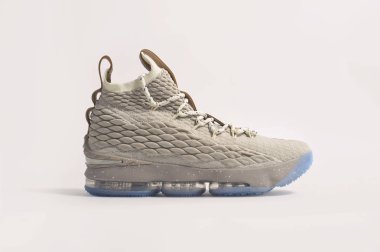 Mükemmel Nike Lebron Xv lüks siyah ve bej renkli spor ayakkabıları beyaz arka planda. Ünlü markanın detaylı spor ayakkabısı manzarası. Krasnoyarsk, Rusya - 19 Aralık 2017