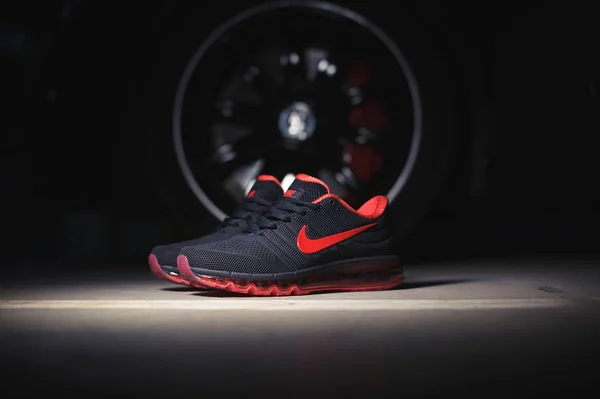 Перфектная спортивная обувь Nike Air Max 2017 снята рядом с автомобилем на темном фоне. Концепция спортивной и повседневной обуви. Красноярск, Россия - 10 января 2018 — стоковое фото