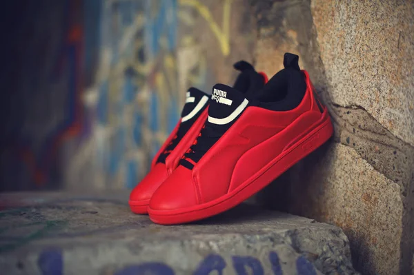 Alexander Mcqueen x Puma Brace Lo 'nun güzel kırmızı ve siyah spor ayakkabıları. Renkli ve soyut arka planda çekilmiş. Spor ayakkabılarına yakından bak. Krasnoyarsk, Rusya - 19 Aralık 2017