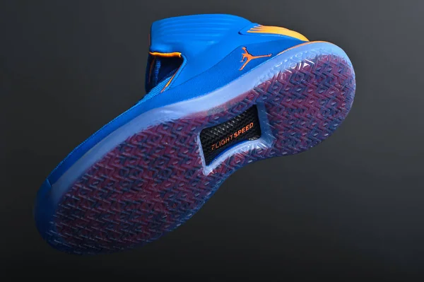 Perfetto Nike Air Jordan XXXII 32 RUSS scarpe da basket di lusso in blu e arancione colori girati su sfondo nero. Vista dettagliata delle scarpe da ginnastica di marca famosa. Krasnoyarsk, Russia - 19 dicembre 2017 — Foto Stock