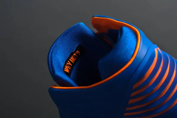 Perfecte luxe basketbalschoenen van Russ in blauwe en oranje kleuren op zwarte achtergrond. Gedetailleerde weergave van sneakers van bekende merken. Krasnojarsk, Rusland - 19 december 2017 — Stockfoto