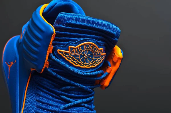 Perfekt Nike Air Jordan Xxxii 32 Russ lyx basketskor i blå och orange färger skjuten på svart bakgrund. Detaljerad bild av sneakers av kända varumärke. Krasnojarsk, Ryssland - 19 december 2017 — Stockfoto