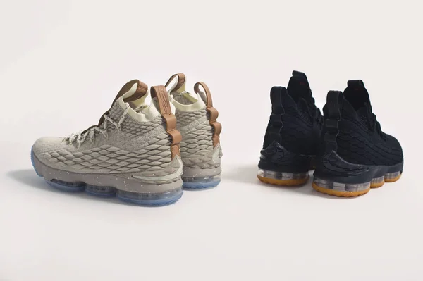 Perfette scarpe sportive da basket nere e beige di lusso Nike LeBron XV girate su sfondo bianco. Vista dettagliata delle scarpe da ginnastica di marca famosa. Krasnoyarsk, Russia - 19 dicembre 2017 — Foto Stock