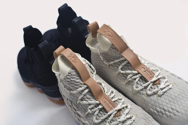 Perfektní Nike Lebron Xv luxusní černé a béžové basketbalové sportovní boty natočené na bílém pozadí. Detailní pohled na tenisky slavné značky. Krasnojarsk, Rusko - 19. prosince 2017 — Stock fotografie