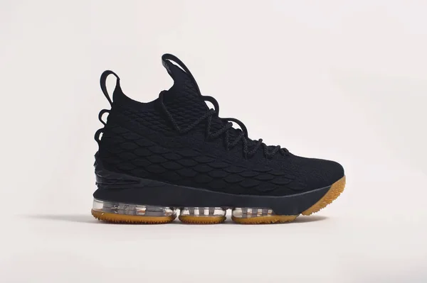 Τέλεια Nike Lebron Xv πολυτελή μαύρα και μπεζ αθλητικά παπούτσια μπάσκετ πυροβόλησε σε λευκό φόντο. Λεπτομερής άποψη των sneakers από τη διάσημη μάρκα. Krasnoyarsk, Ρωσία - 19 Δεκεμβρίου 2017 — Φωτογραφία Αρχείου