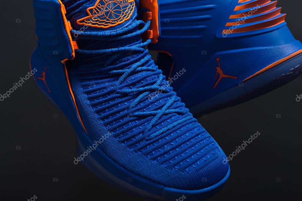 amanecer Perjudicial Guia Zapatillas de baloncesto de lujo Nike Air Jordan XXXII 32 RUSS perfectas en  colores azul y naranja sobre fondo negro. Vista detallada de las zapatillas  de deporte por marca famosa. Krasnoyarsk, Rusia -
