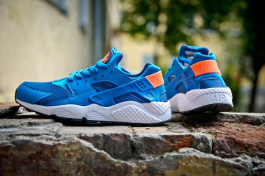 Mavi Nike Air Huarache spor ayakkabıları renkli arka planda açık havada çekildi. Nike spor ayakkabıları, spor ayakkabıları manzarayı kapatıyor. Spor ve günlük ayakkabı konsepti. Krasnoyarsk, Rusya - 11 Ağustos 2015