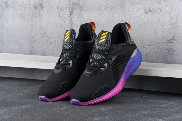 Adidas Alphabounce αθλητικά παπούτσια, αθλητικά παπούτσια, trainers προϊόν shot σε γκρι αφηρημένο φόντο. Λεπτομερής προβολή από κοντά. Έννοια αθλητικών υποδημάτων. Krasnoyarsk, Ρωσία - 12 Μαΐου 2017 — Φωτογραφία Αρχείου