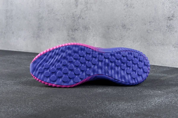 Zapatillas de running Adidas AlphaBounce, zapatillas deportivas, zapatillas de deporte en color negro y púrpura sobre fondo abstracto gris. Vista detallada de cerca de la suela. Krasnoyarsk, Rusia - 12 de mayo de 2017 — Foto de Stock