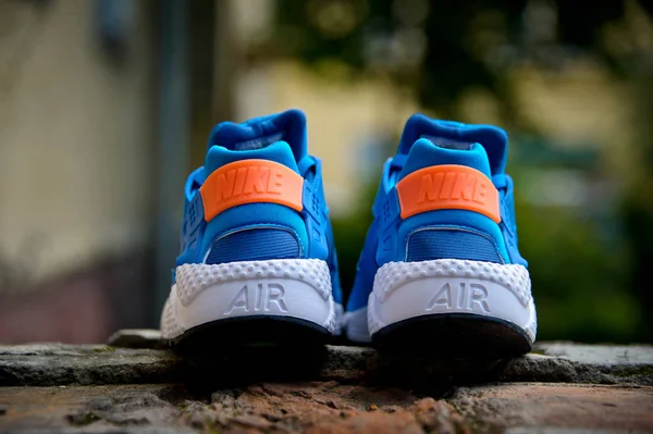 Sepatu olahraga Blue Nike Air Huarache ditembak di luar ruangan dengan latar belakang berwarna-warni. Sepatu kets Nike, pelatih menutup pandangan. Olahraga dan konsep alas kaki kasual. Krasnoyarsk, Rusia 11 Agustus 2015 — Stok Foto