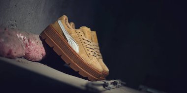 Rihanna 'nın karanlık endüstriyel arka planında güzel Puma Süet Sürüngenleri. Spor ayakkabıları, spor ayakkabıları, spor ayakkabıları. Ayakkabı konsepti. Krasnoyarsk, Rusya - 26 Aralık 2017