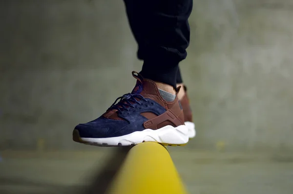 Pemuda Mengenakan Sepatu Olahraga Nike Air Huarache Coklat Ditembak Latar — Stok Foto
